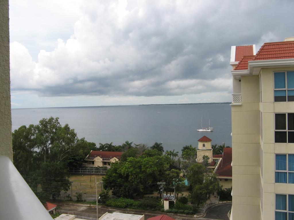 La Mirada Residence , Large 1 Bedroom Condo, Beaches , 3 Pools, Ocean Views, Fast Wifi, Netflix, Breakfast Included Lapu-Lapu City Room photo